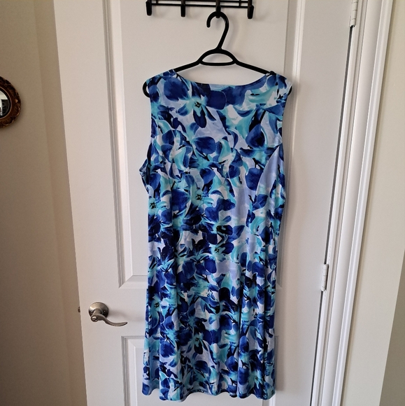 TanJay polyester dress in variegated blue print, size 18. - Picture 2 of 3